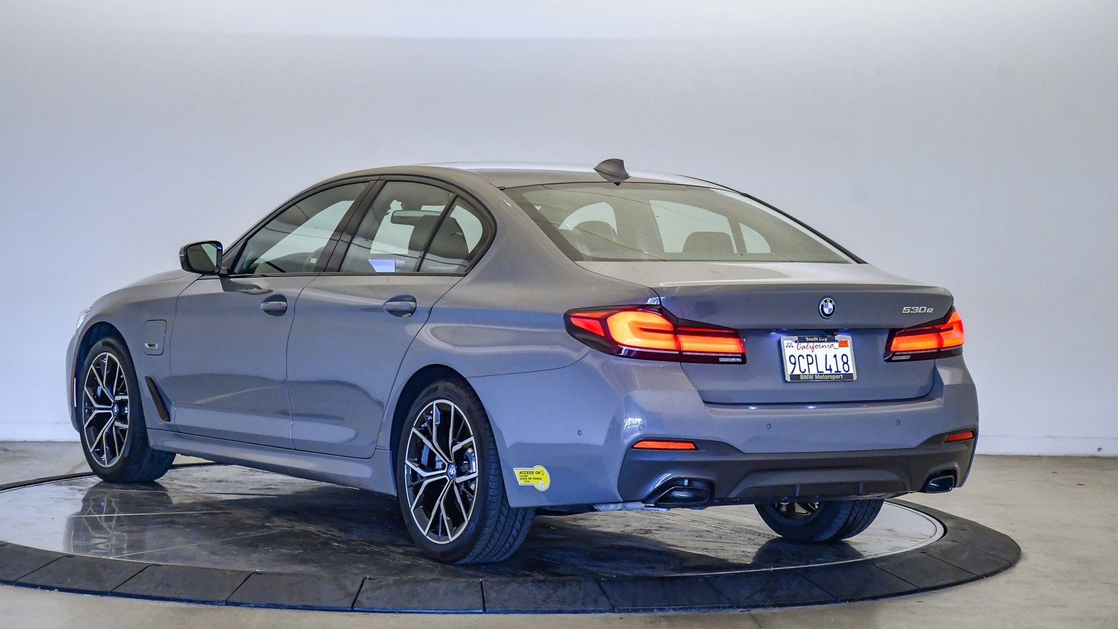 Certified 2022 BMW 530e w/ Premium Package image 2