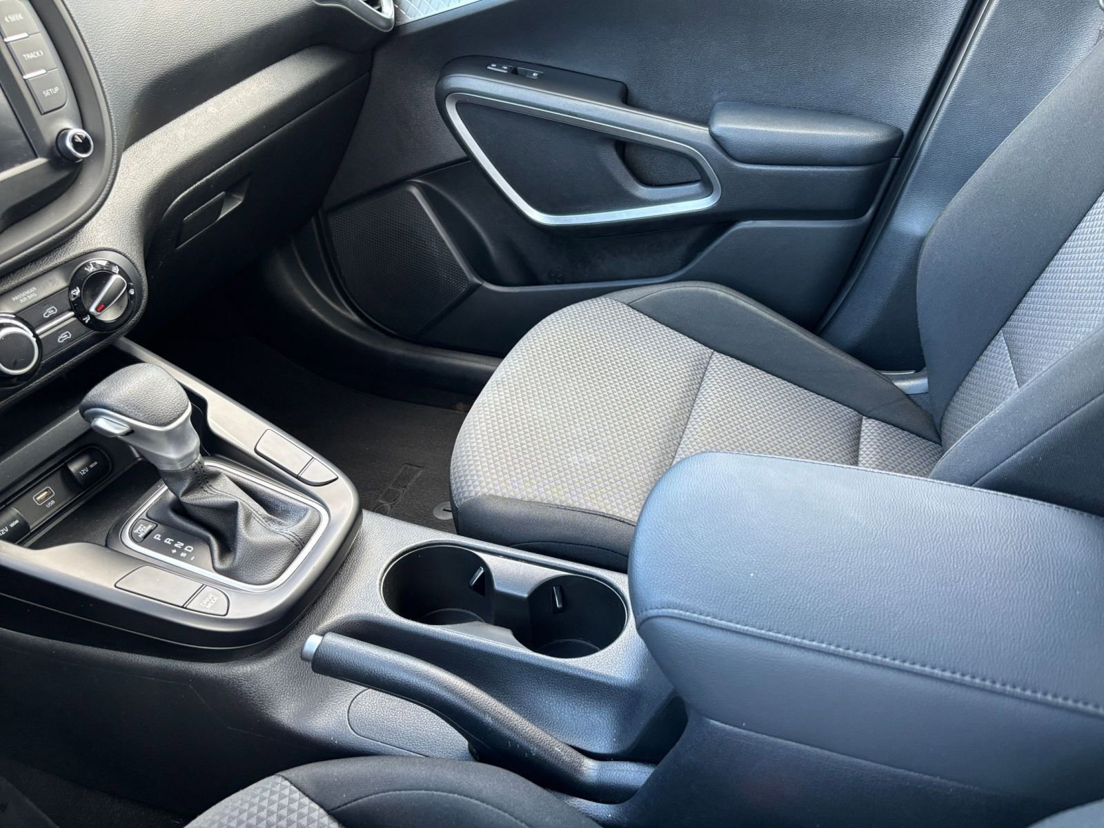 Used 2025 Kia Soul LX w/ LX Technology Package FWD image 39