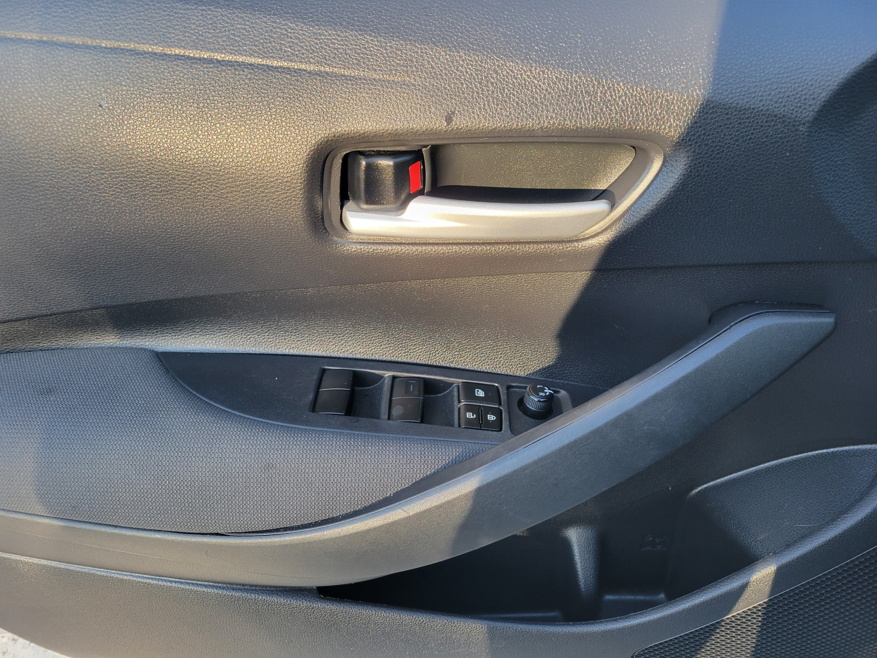 Used 2021 Toyota Corolla LE FWD image 12