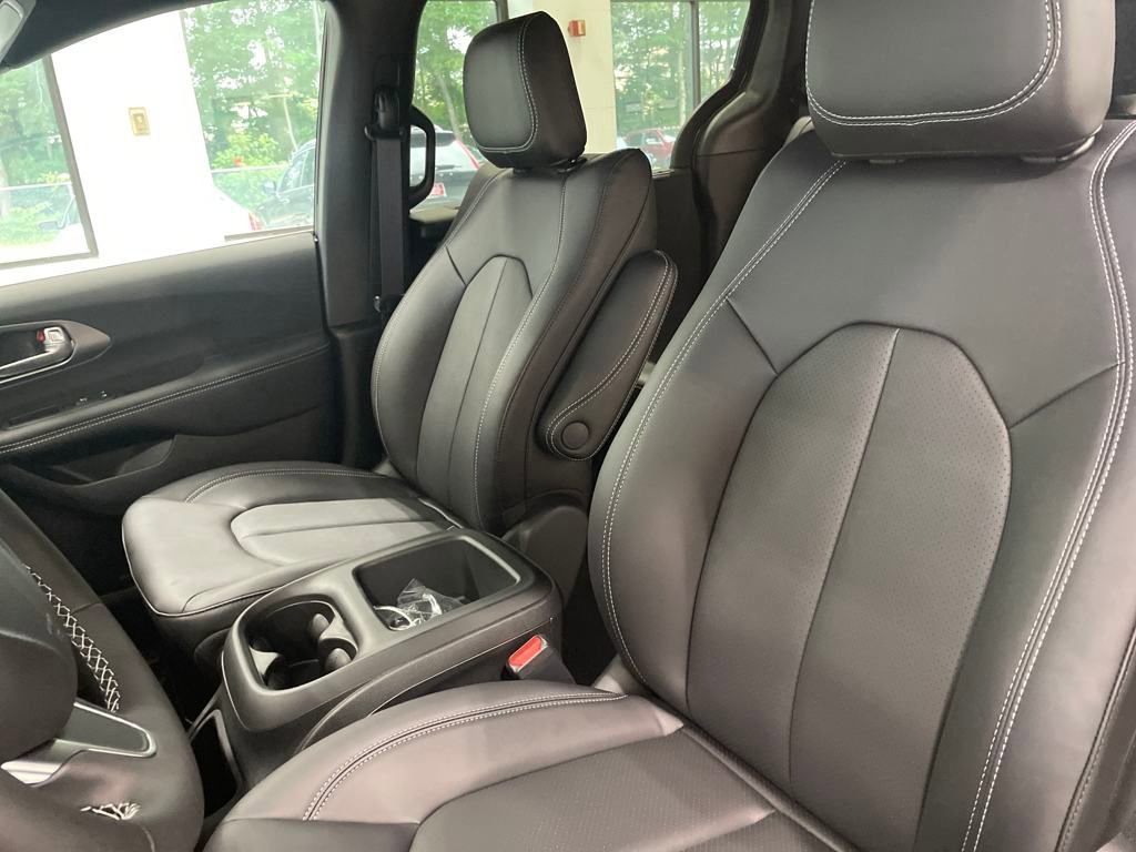 New 2025 Chrysler Pacifica Select image 11