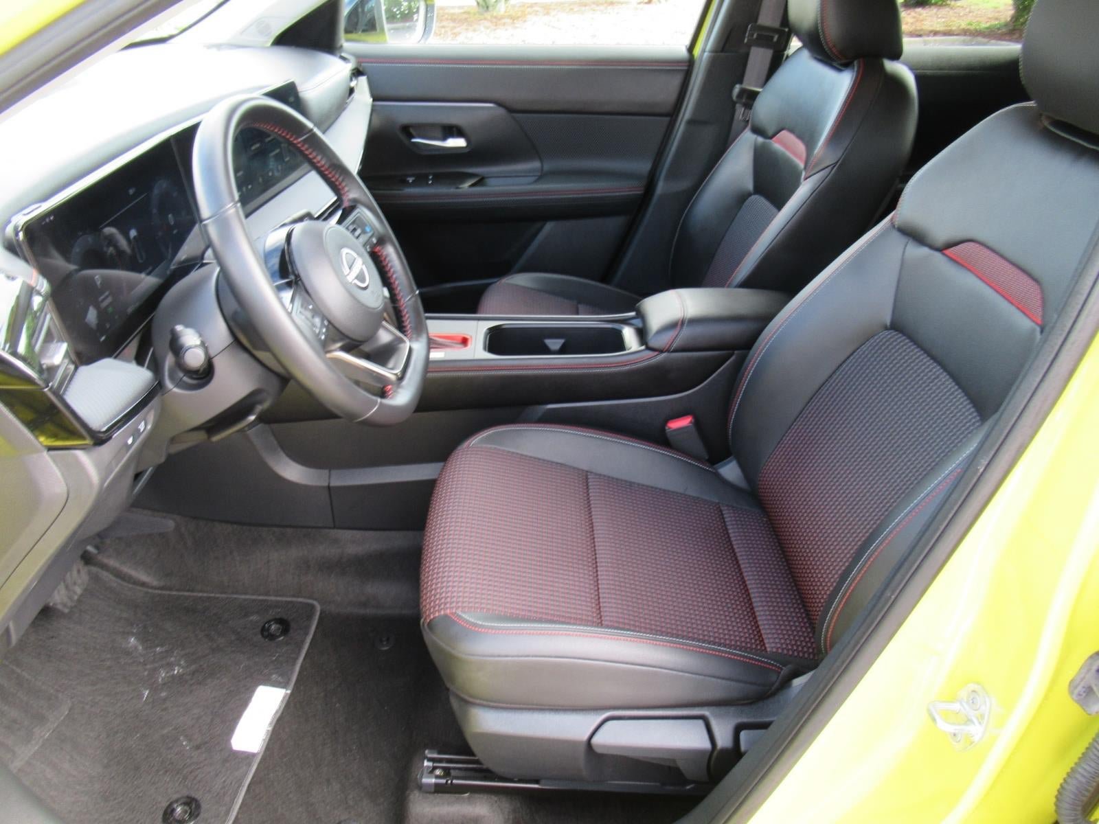 Used 2025 Nissan Kicks SR FWD image 16