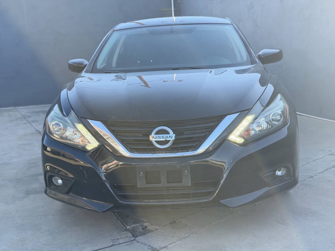 Used 2017 Nissan Altima 2.5 SR w/ Midnight Edition Package FWD image 2