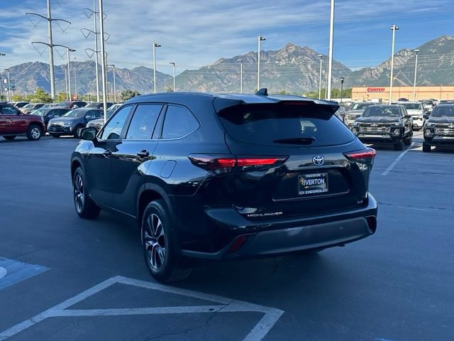Used 2024 Toyota Highlander XLE AWD/4WD image 4