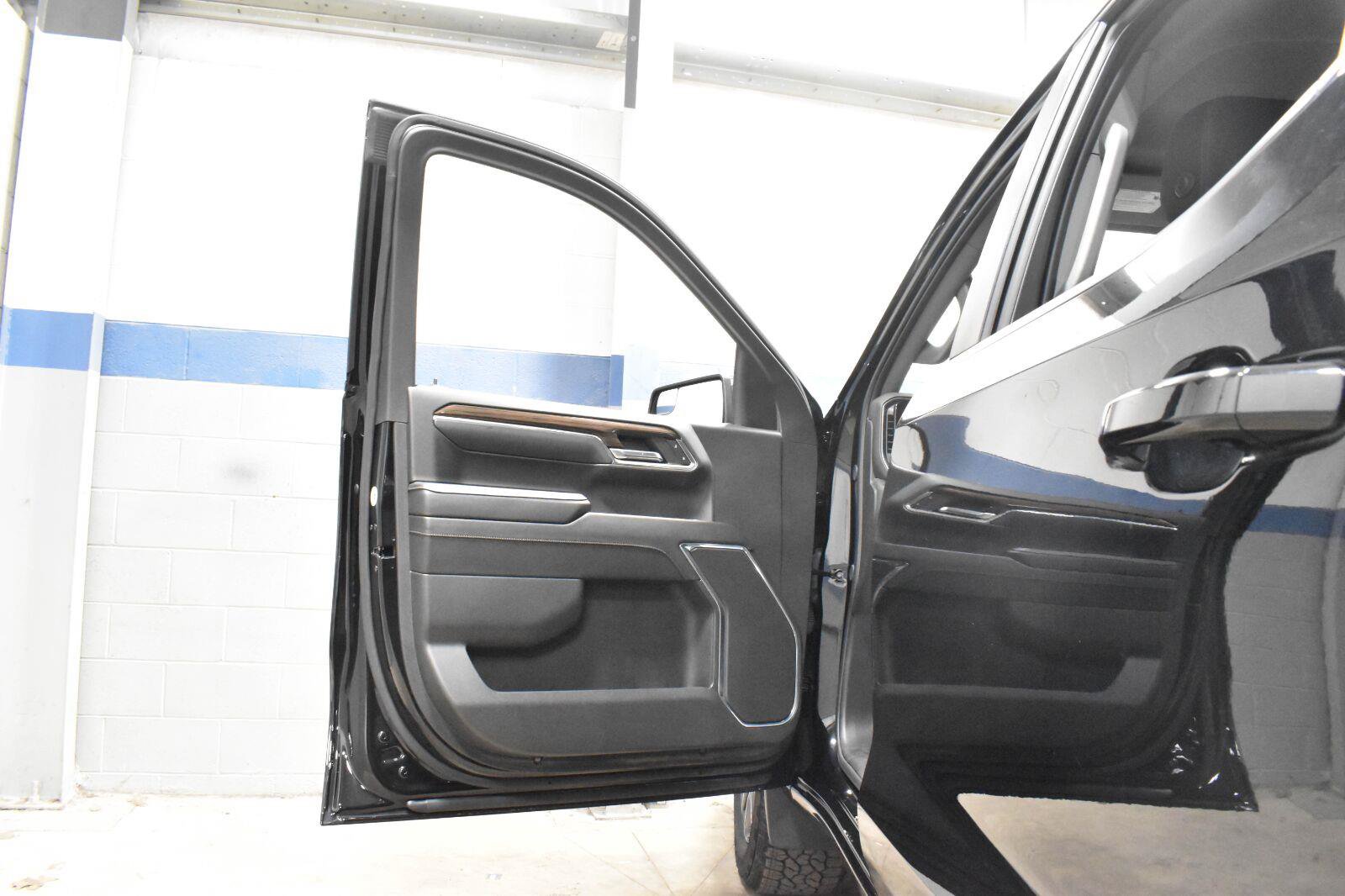 Used 2024 Chevrolet Silverado 1500 LT AWD/4WD image 9