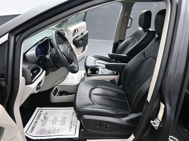 Used 2023 Chrysler Pacifica Touring-L image 14