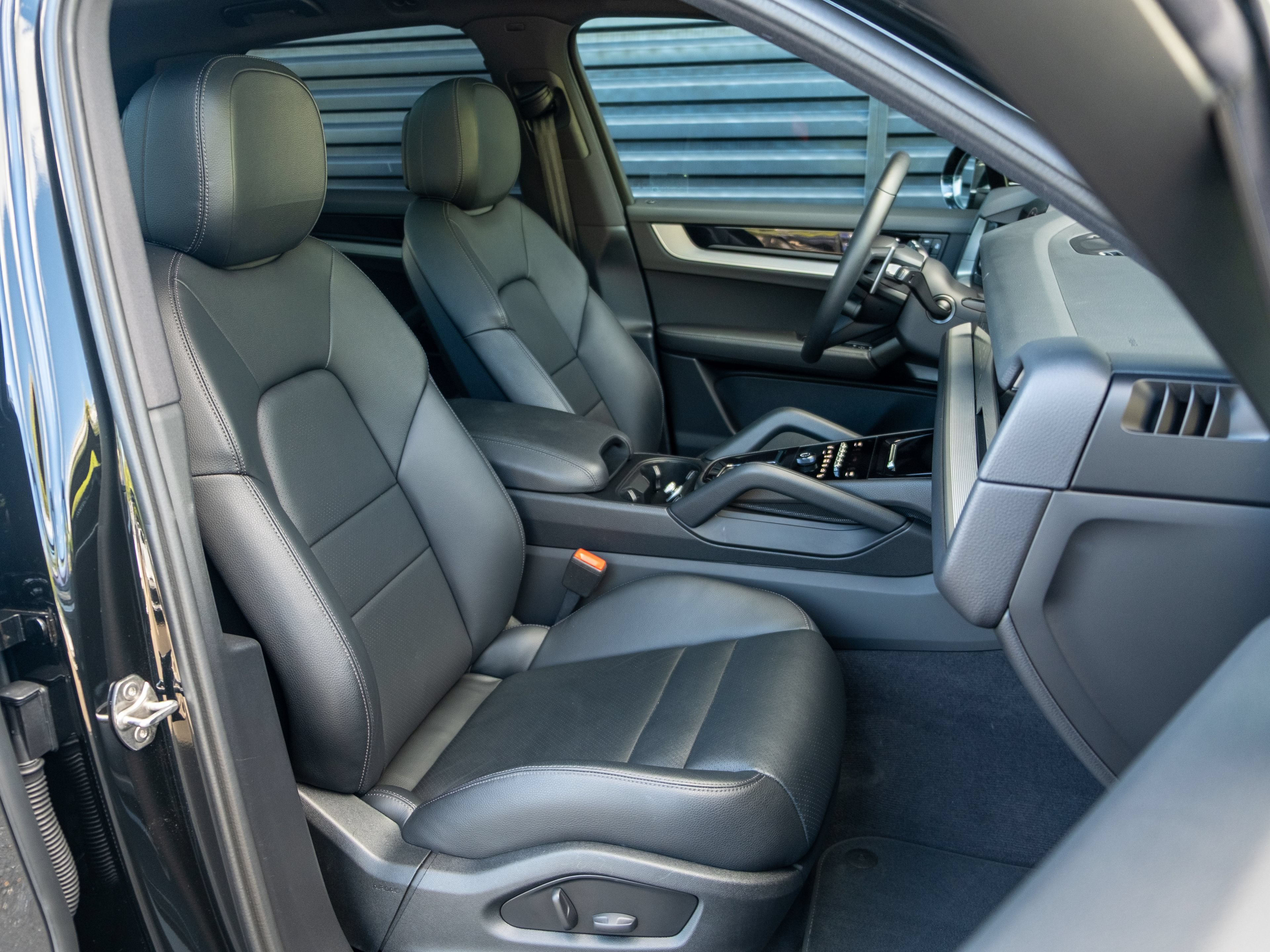 Certified 2025 Porsche Cayenne w/ Premium Package AWD/4WD image 37