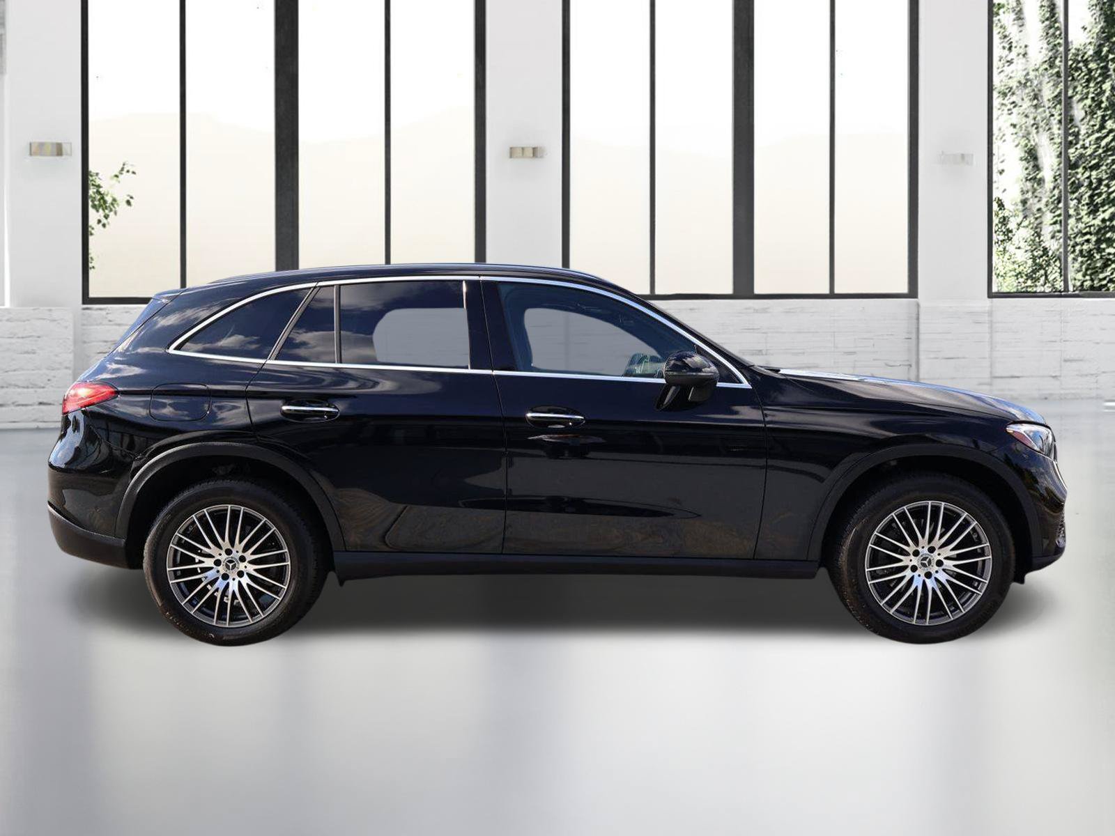 Used 2025 Mercedes-Benz GLC 300 image 5