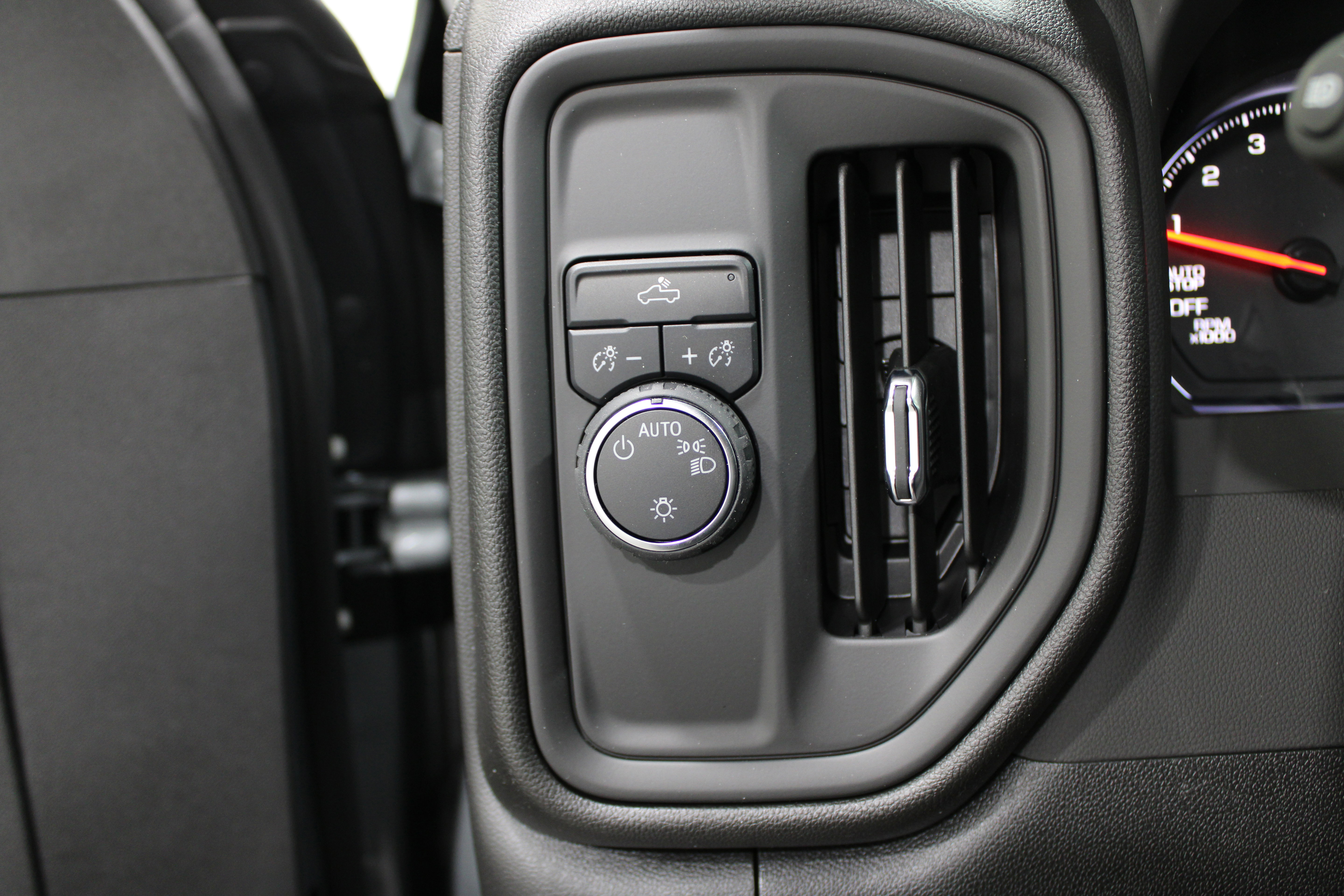 Used 2025 Chevrolet Silverado 1500 W/T w/ WT Value Package image 9