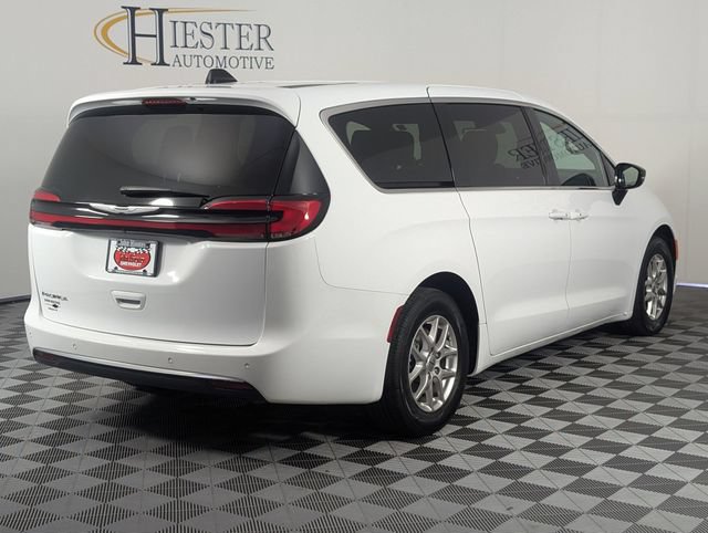 Used 2025 Chrysler Pacifica Select FWD image 7