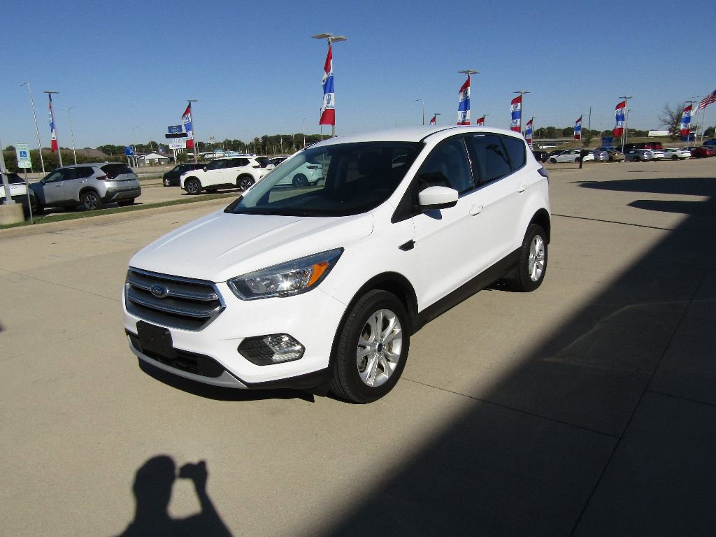 Used 2017 Ford Escape SE image 1