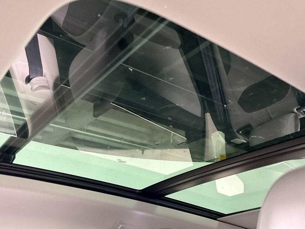 Used 2022 Volkswagen Taos SE w/ Panoramic Sunroof Package AWD/4WD image 19