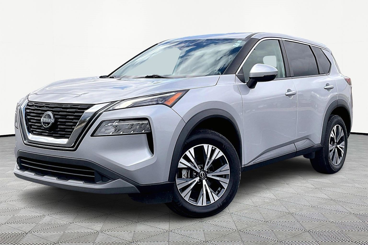 Used 2022 Nissan Rogue SV image 2