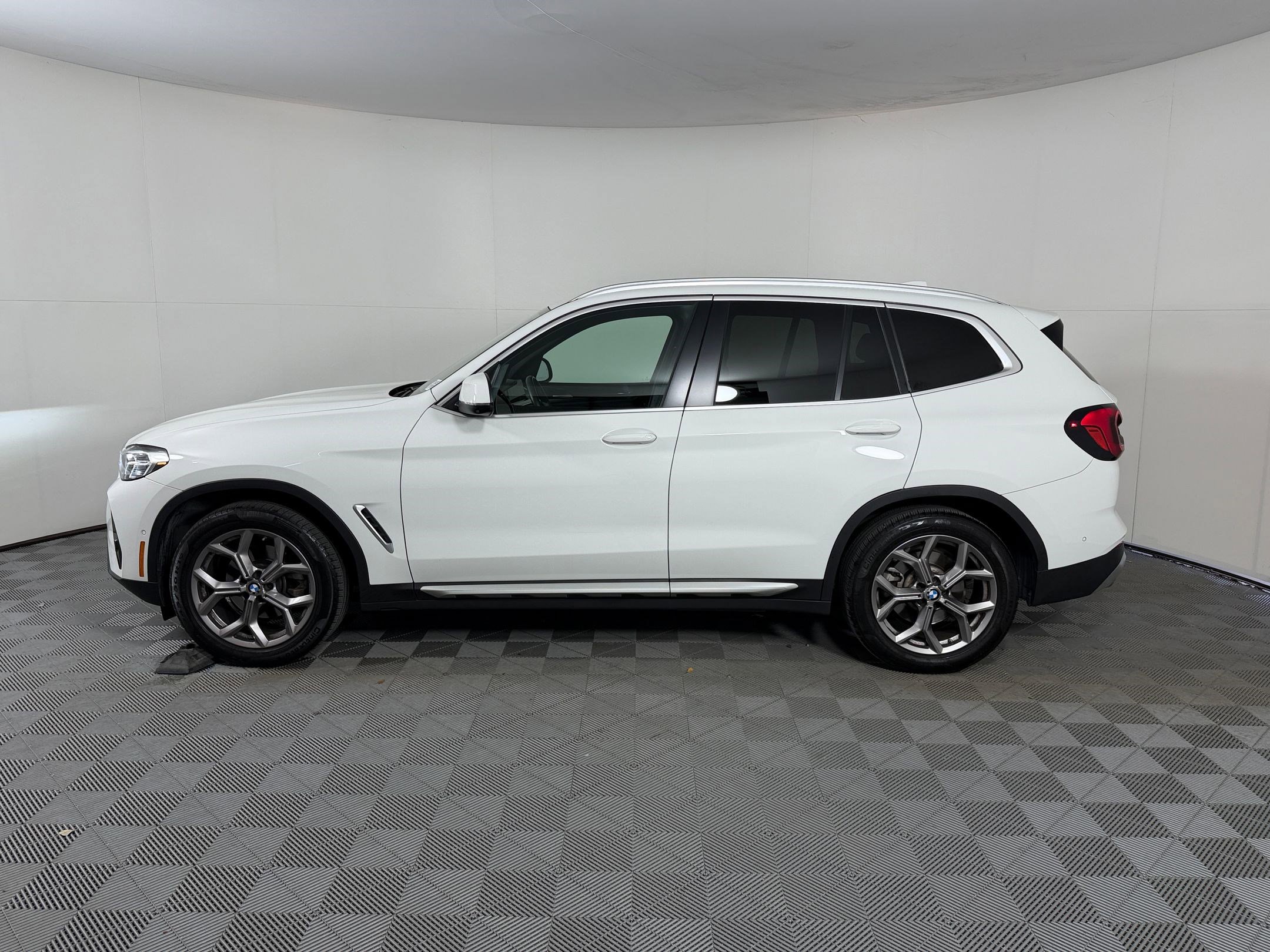 Used 2024 BMW X3 xDrive30i w/ Convenience Package image 2
