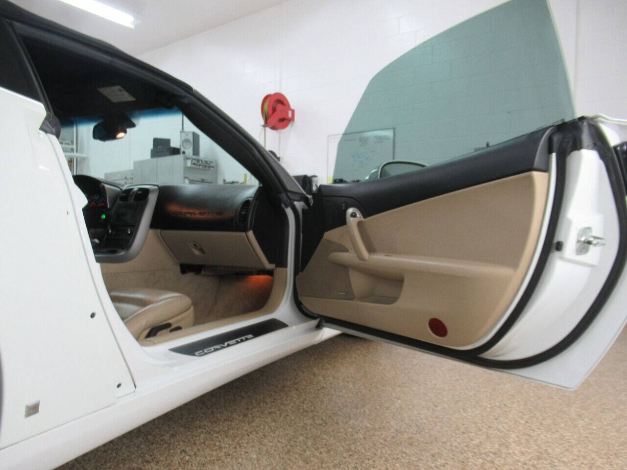 Used 2006 Chevrolet Corvette Convertible w/ Preferred Equipment Group RWD image 21