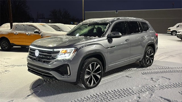 Used 2024 Volkswagen Atlas SEL Premium R-Line image 2