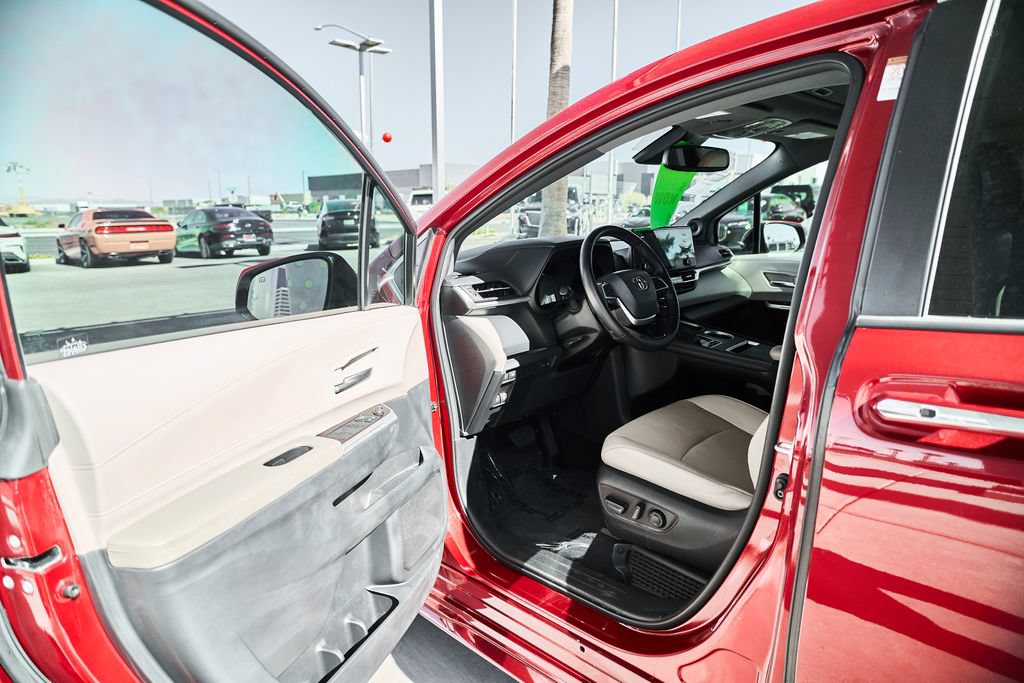 Used 2021 Toyota Sienna XLE w/ XLE Plus Package FWD image 14