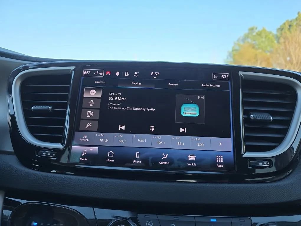 Used 2022 Chrysler Pacifica Touring-L FWD image 25