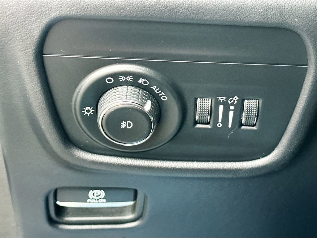 Used 2022 Jeep Grand Cherokee Summit image 10