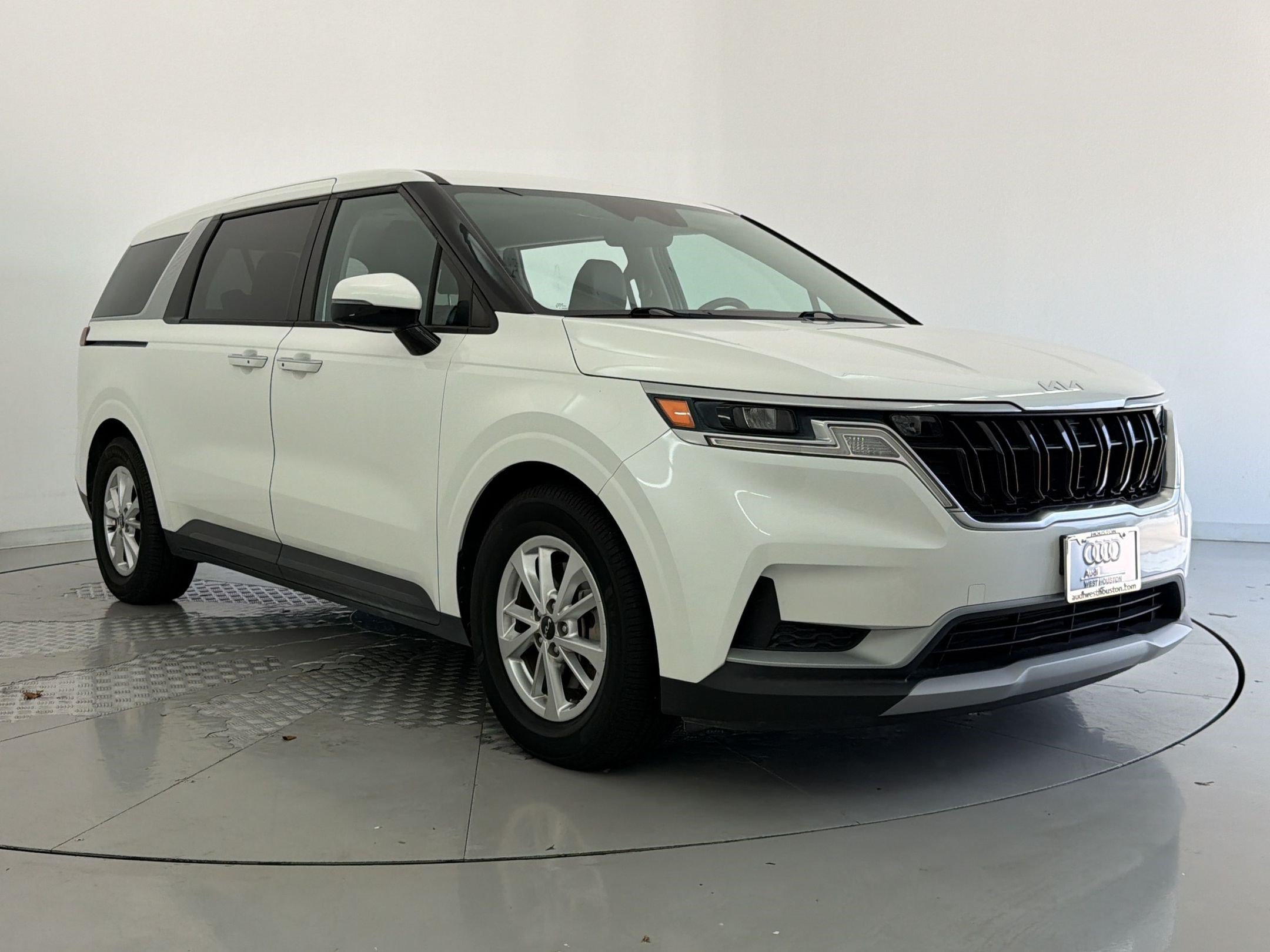 Used 2022 Kia Carnival LX FWD image 7