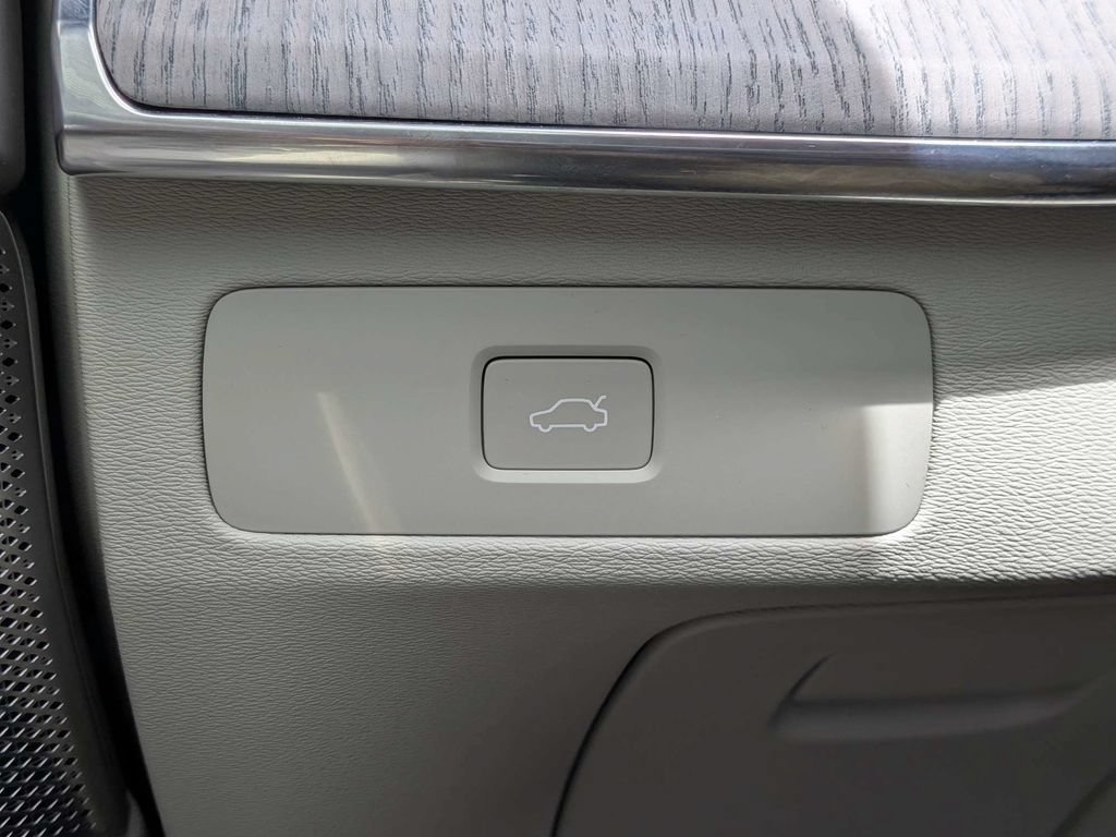 Certified 2025 Volvo XC90 B6 Ultra AWD/4WD image 36