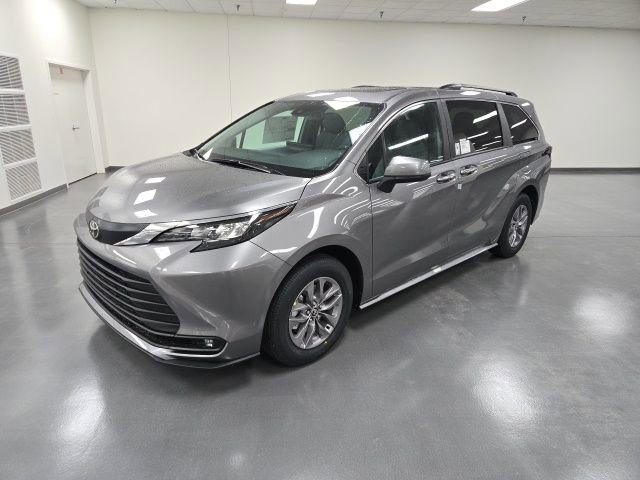 New 2026 Toyota Sienna XLE image 2