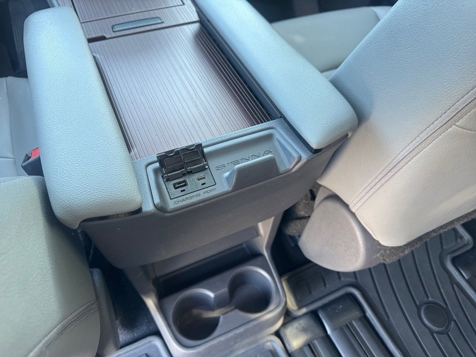 Used 2021 Toyota Sienna XLE image 18