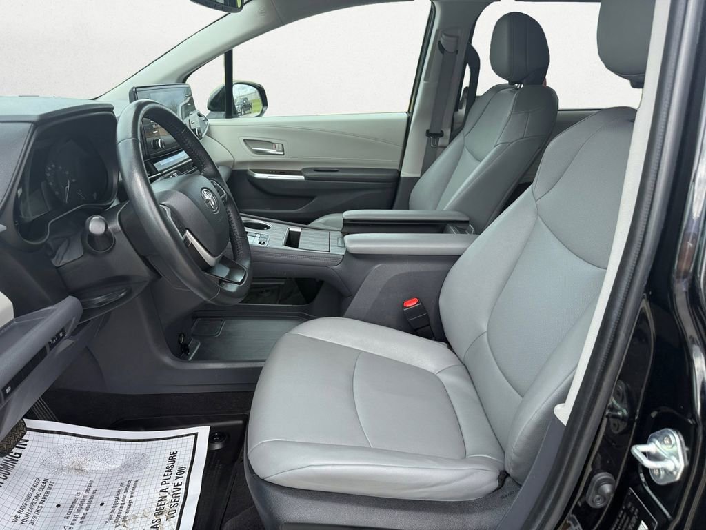 Used 2024 Toyota Sienna XLE FWD image 9