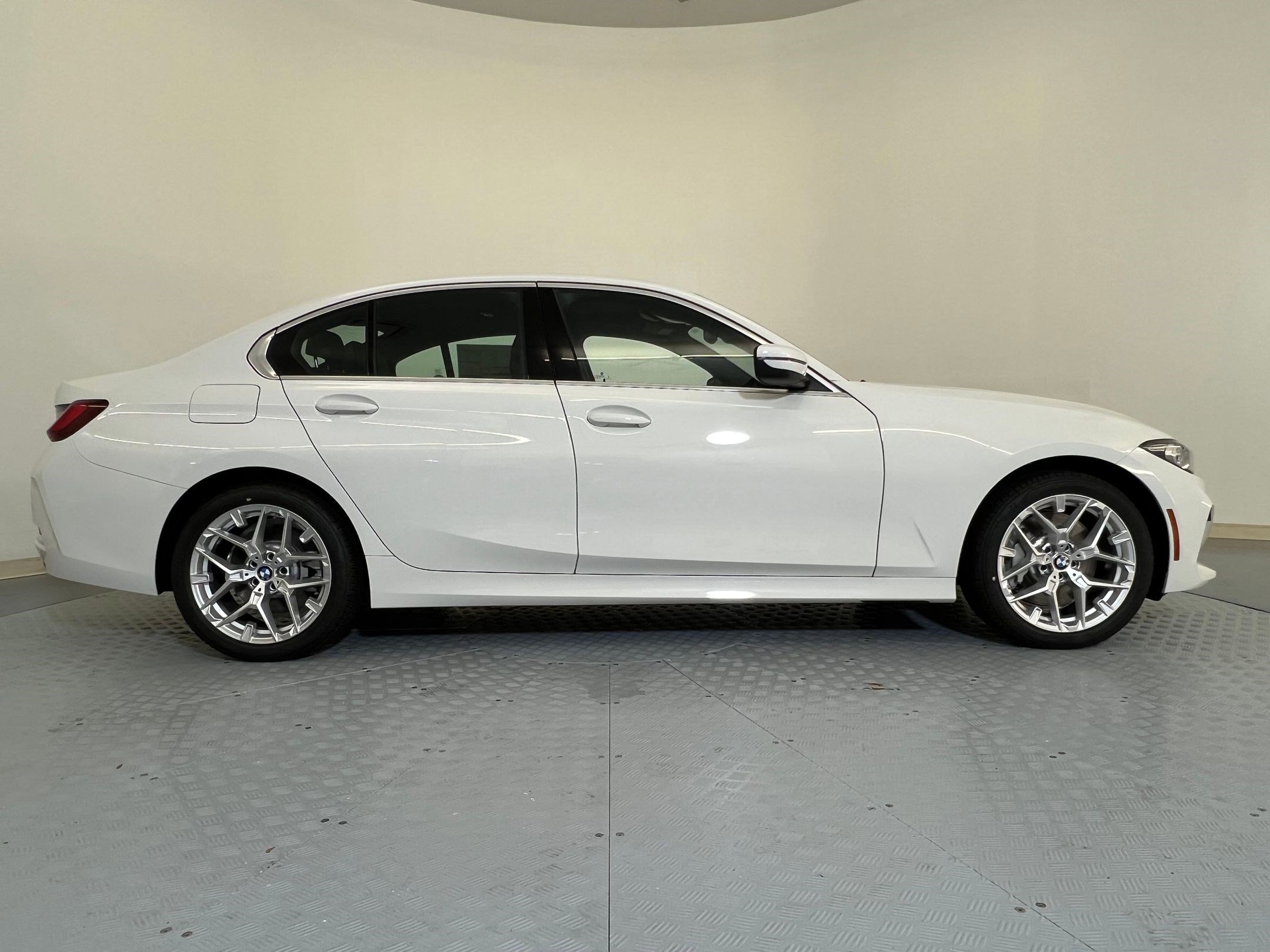 Used 2025 BMW 330i xDrive Sedan w/ Premium Package AWD/4WD image 7