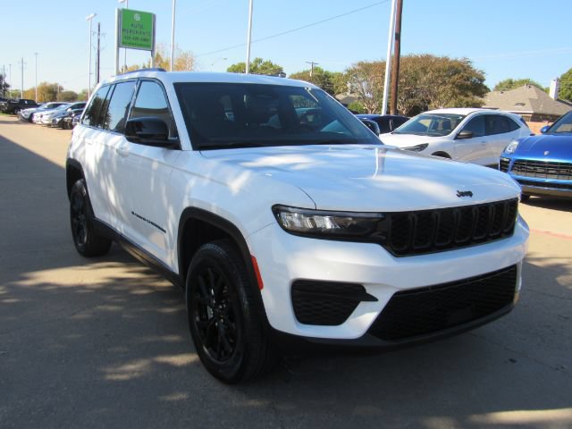 Used 2025 Jeep Grand Cherokee Altitude AWD/4WD image 4