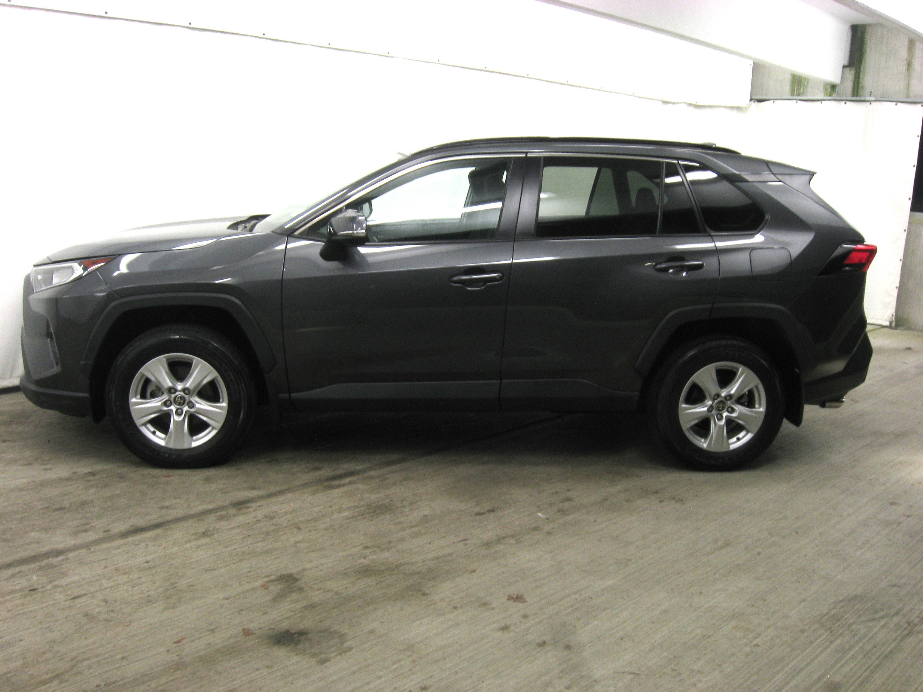 Used 2021 Toyota RAV4 XLE w/ Convenience Package image 25