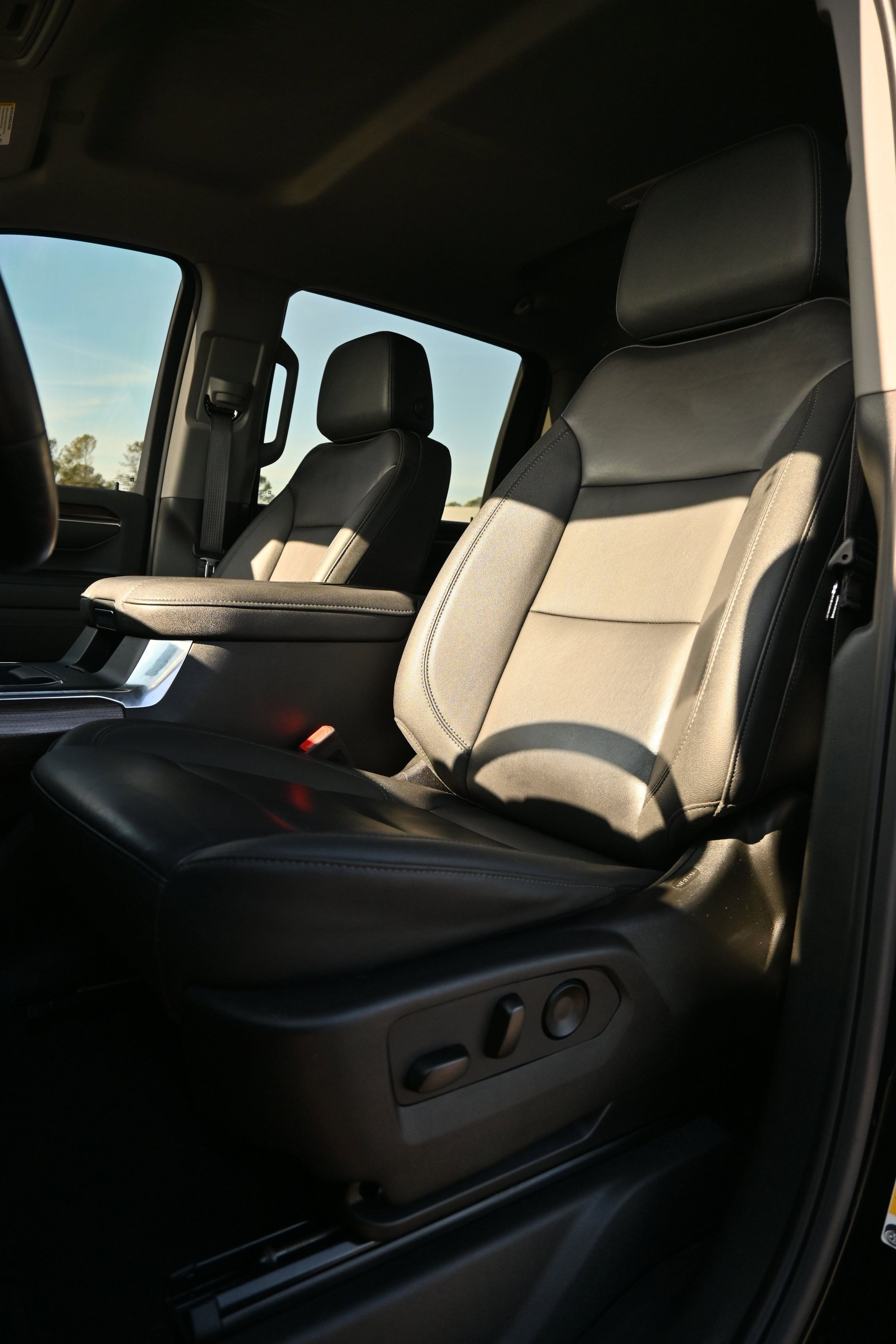 Used 2024 Chevrolet Silverado 2500 LT w/ Midnight Edition image 17