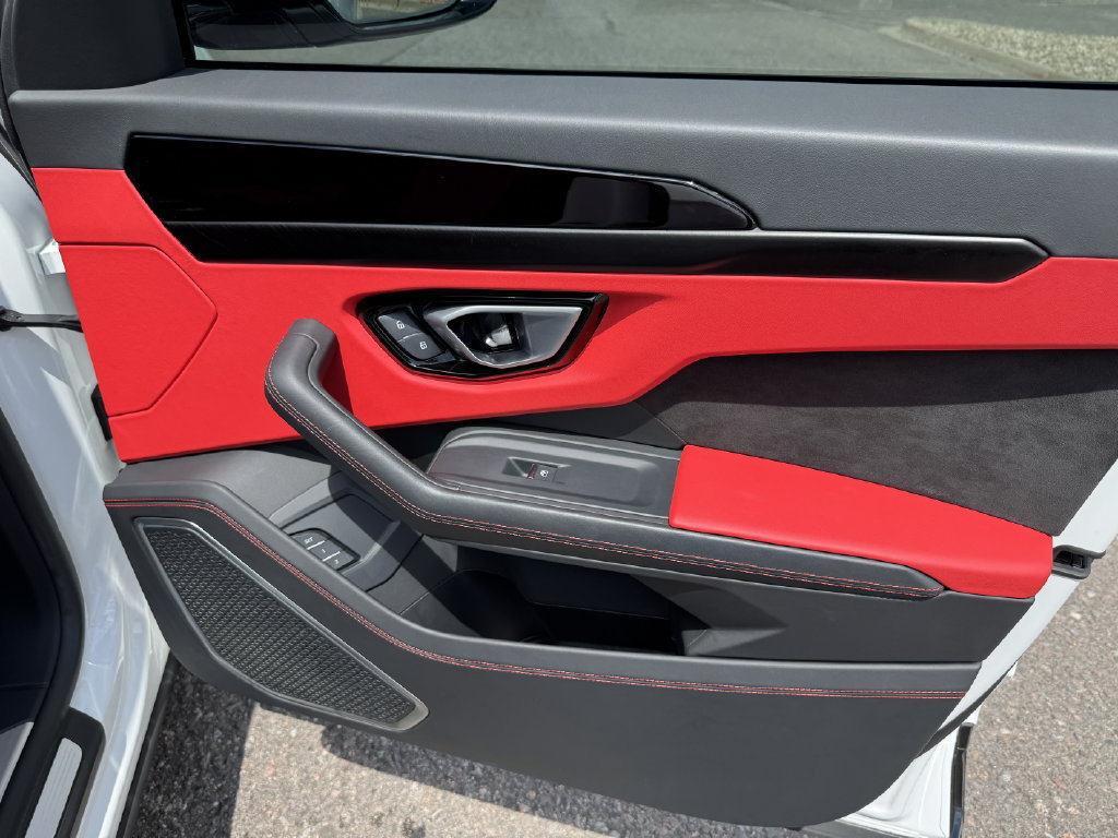 Used 2022 Lamborghini Urus AWD/4WD image 45