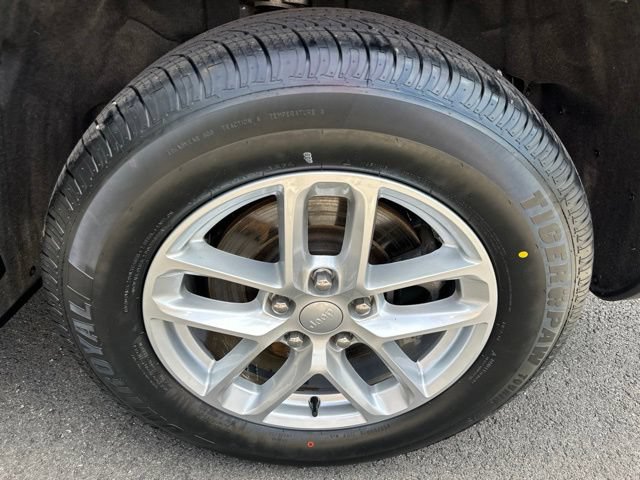 Used 2024 Jeep Grand Cherokee L Laredo AWD/4WD image 32