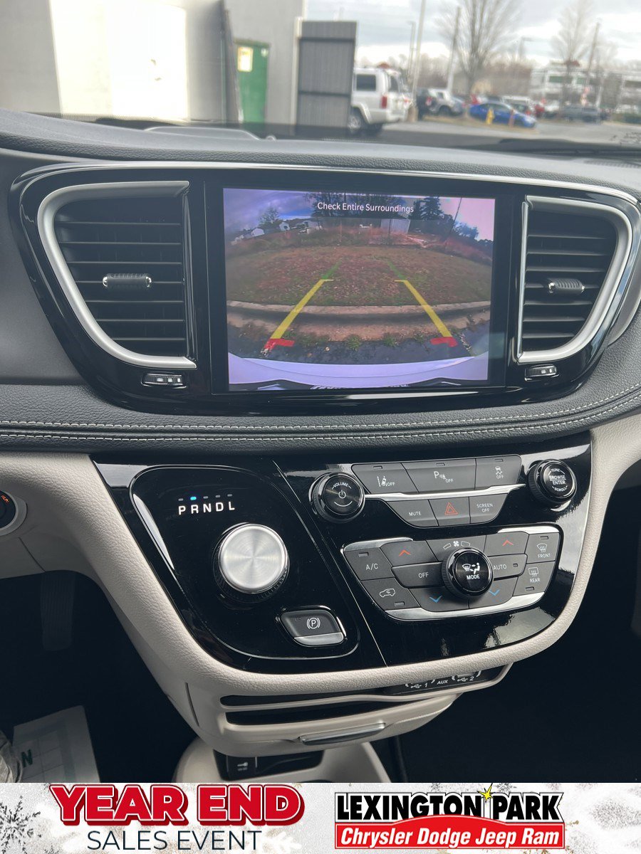 Used 2024 Chrysler Pacifica Select w/ Uconnect Theater Family Group image 33