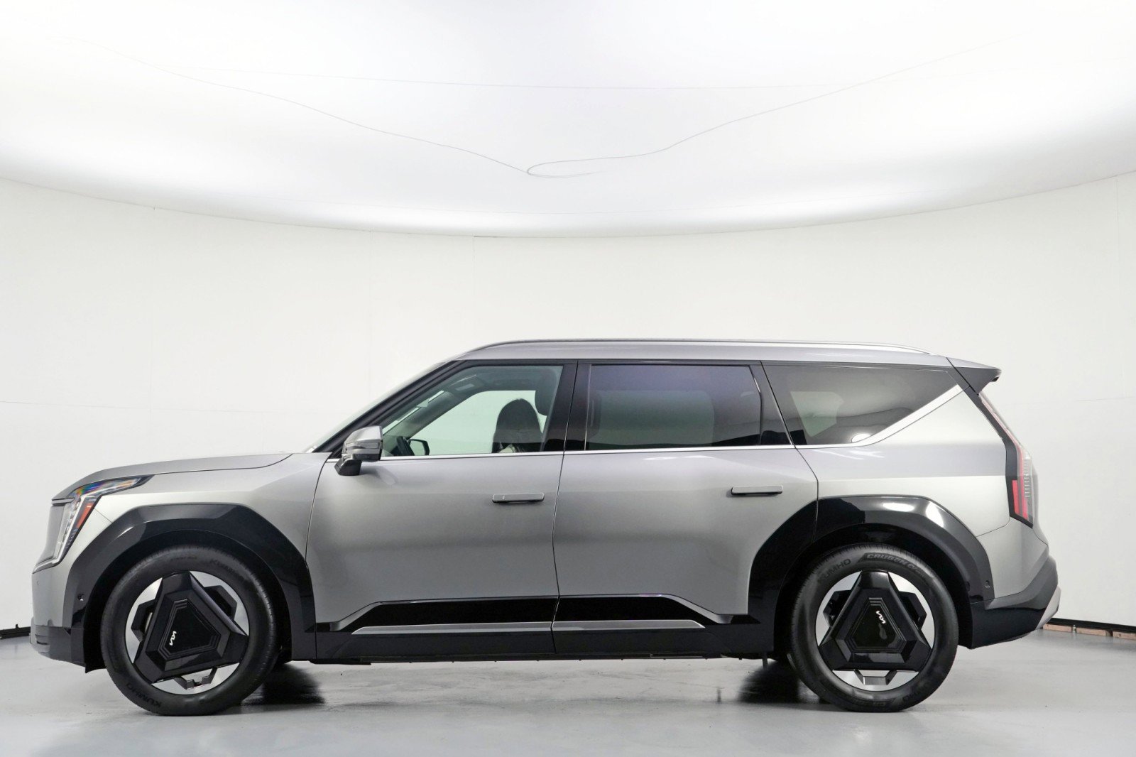 Used 2024 Kia EV9 Land image 9