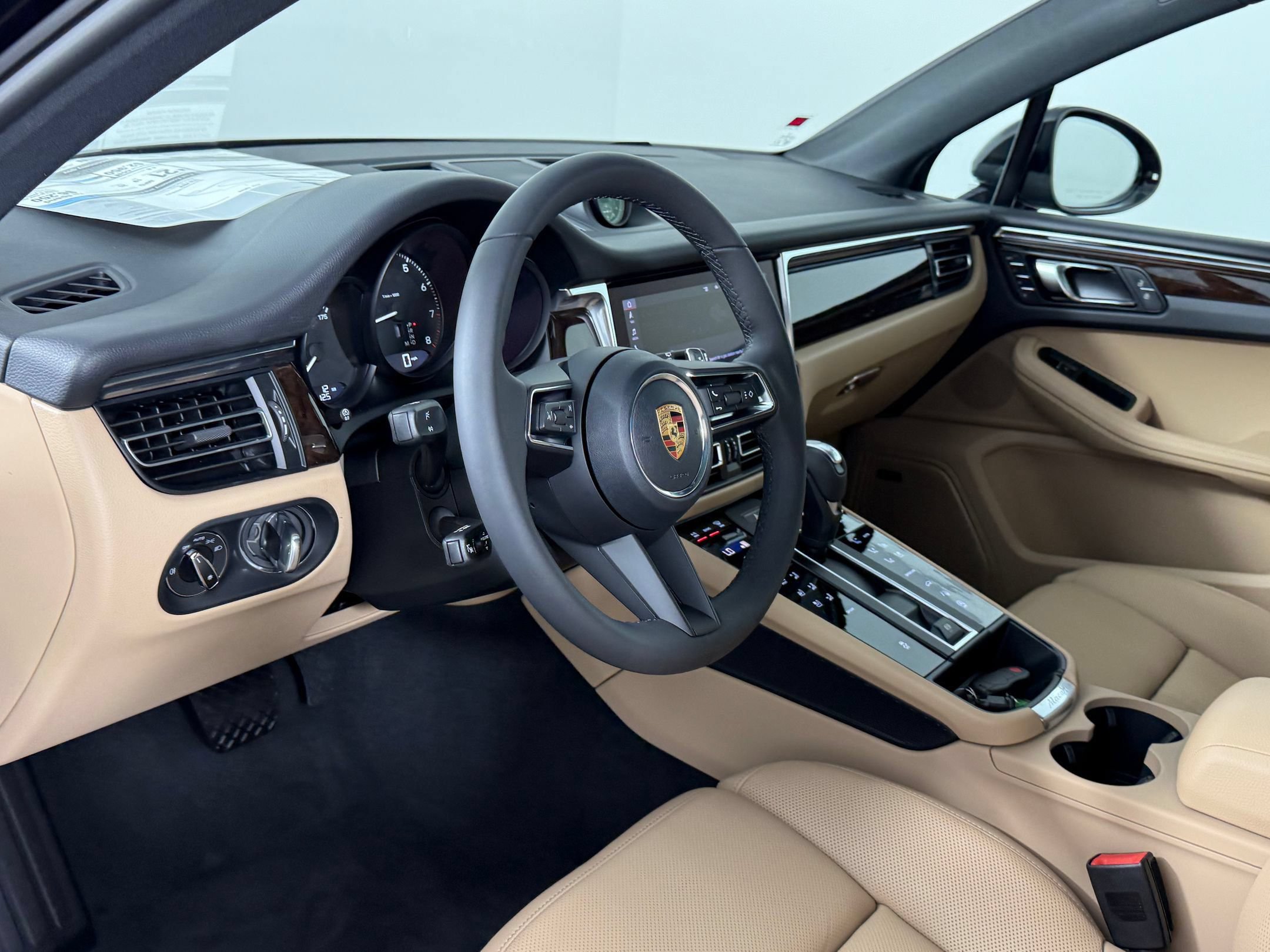 Certified 2026 Porsche Macan AWD/4WD image 4
