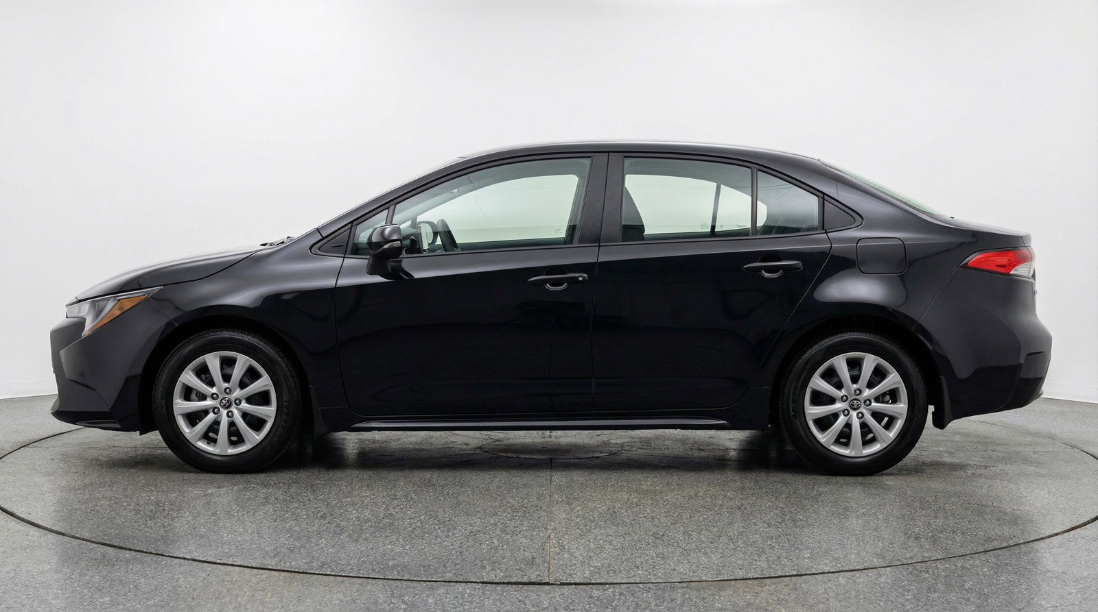 Used 2025 Toyota Corolla LE FWD image 5