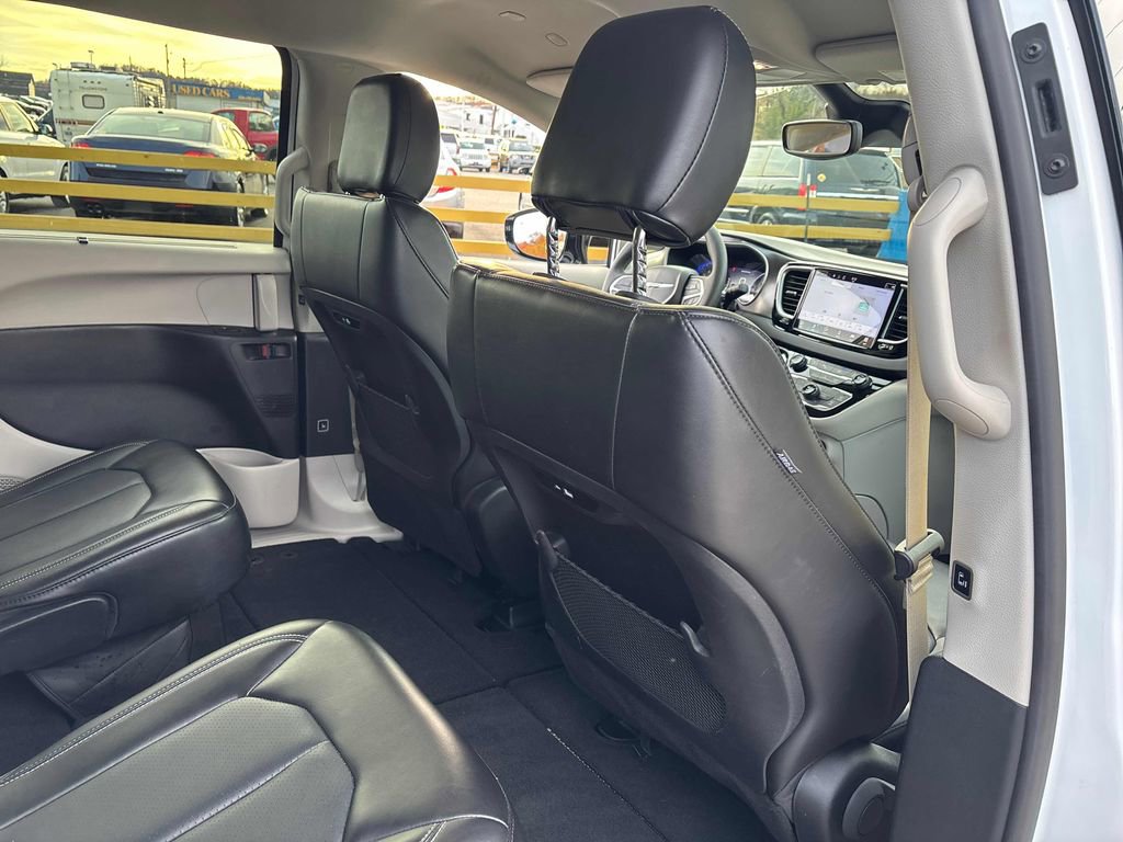 Used 2024 Chrysler Pacifica Touring-L image 50