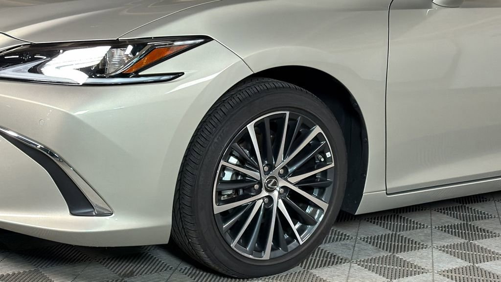 Used 2025 Lexus ES 300h w/ Premium Package image 4