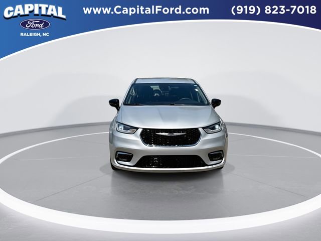Used 2024 Chrysler Pacifica Touring-L FWD image 2