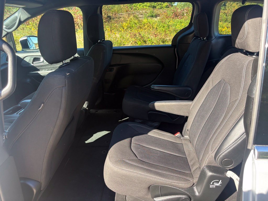 Used 2023 Chrysler Pacifica Touring FWD image 39