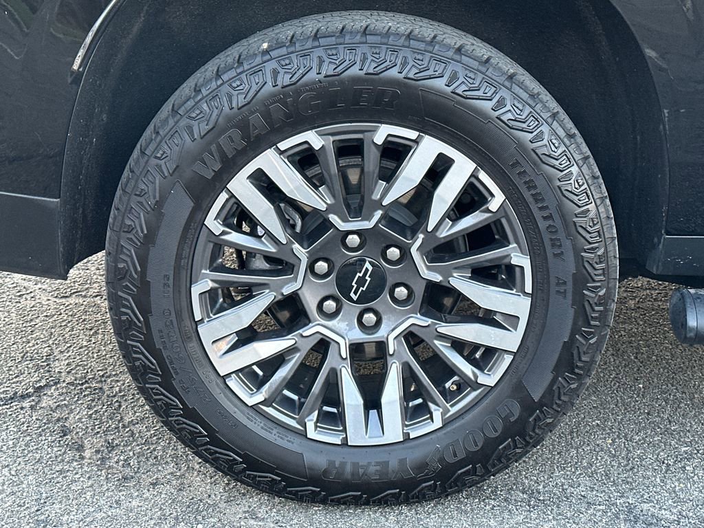 Used 2025 Chevrolet Suburban Z71 image 8