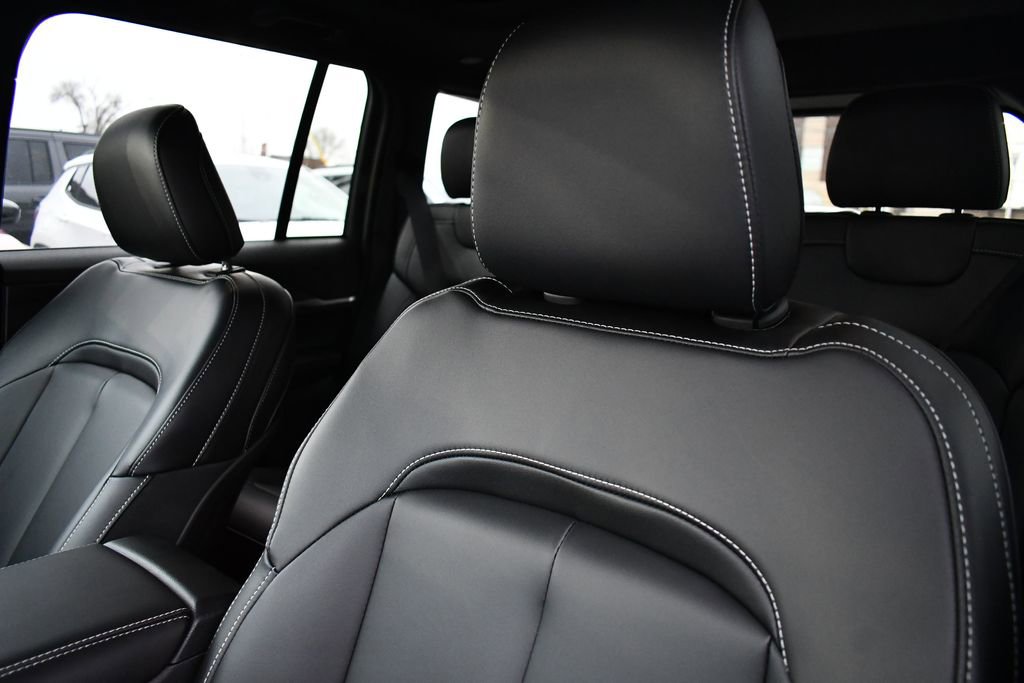 New 2025 Jeep Grand Cherokee Limited w/ Black Appearance Package AWD/4WD image 11