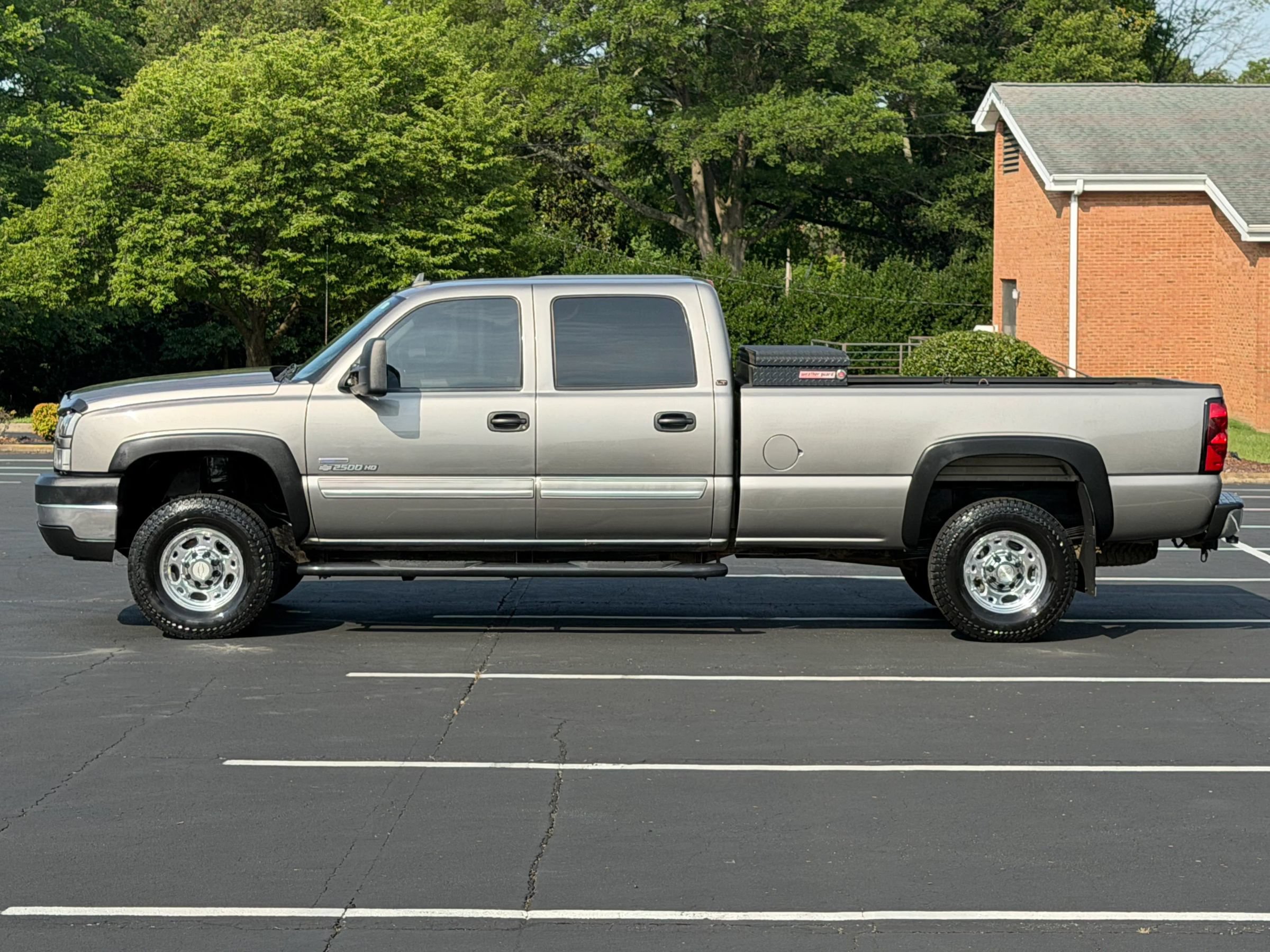 Used 2006 Chevrolet Silverado 2500 LT w/ Heavy-Duty Power Package AWD/4WD image 2