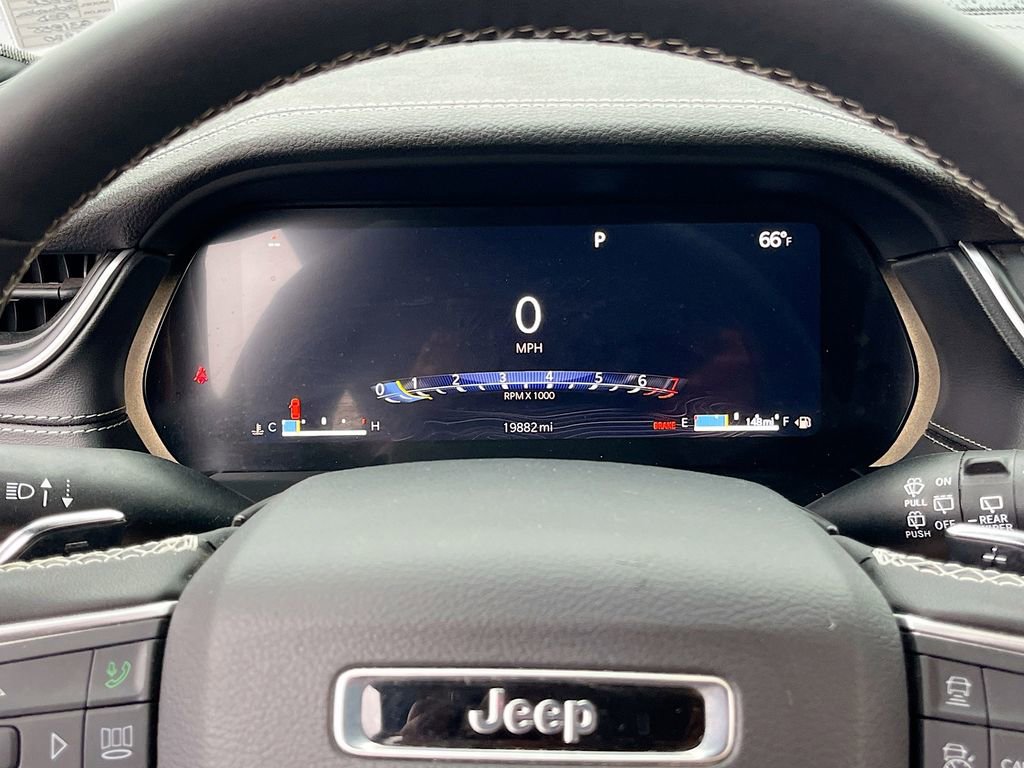 Certified 2025 Jeep Grand Cherokee Limited w/ Luxury Tech Group II image 12