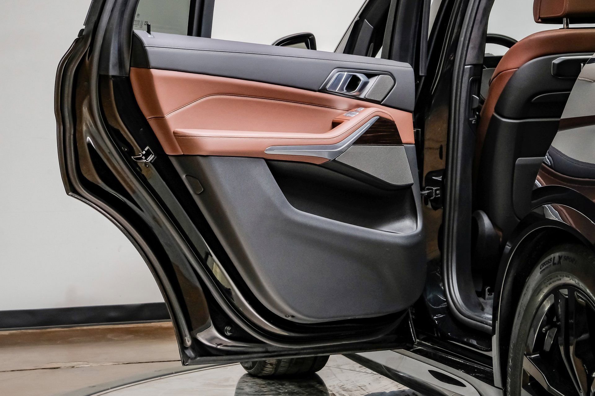 Used 2024 BMW X7 xDrive40i w/ M Sport Package image 49