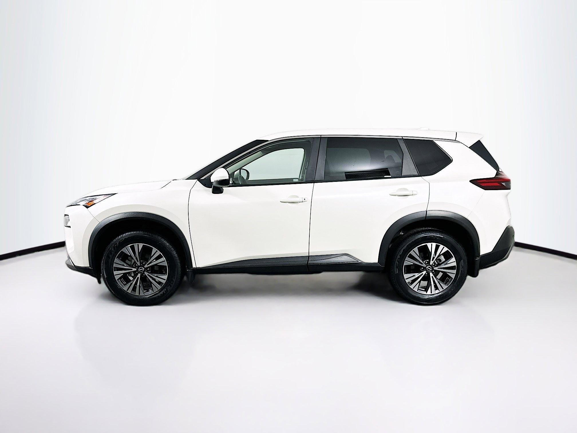 Used 2023 Nissan Rogue SV image 4