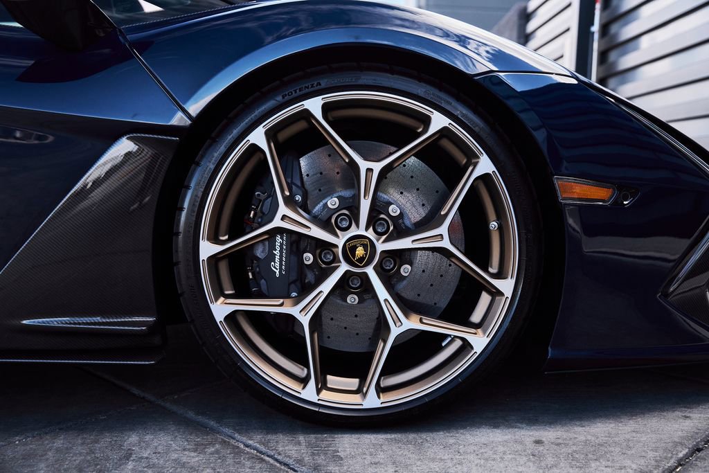 Used 2025 Lamborghini Revuelto AWD/4WD image 36