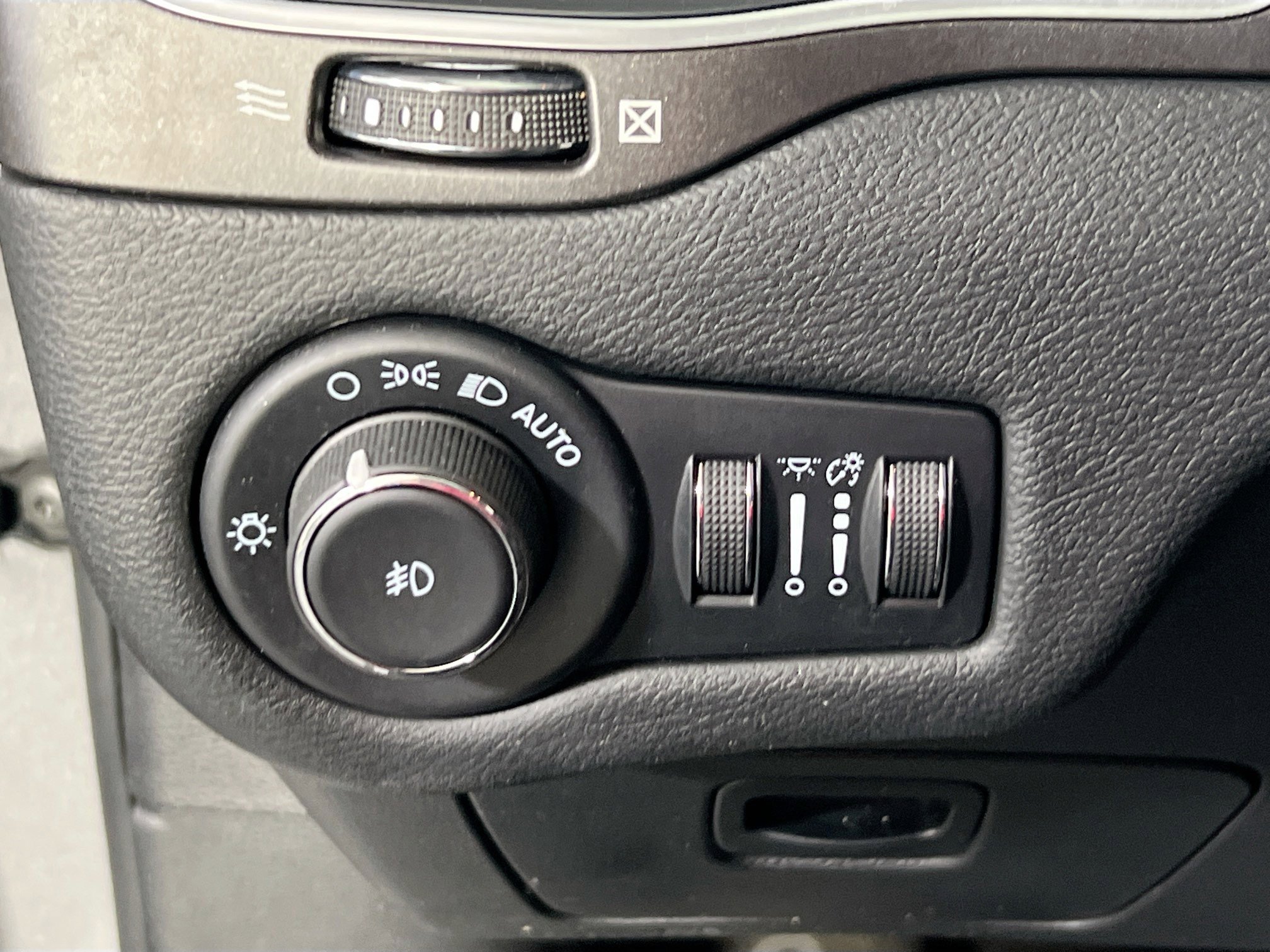 Used 2022 Jeep Cherokee Trailhawk w/ Trailer Tow Group image 10