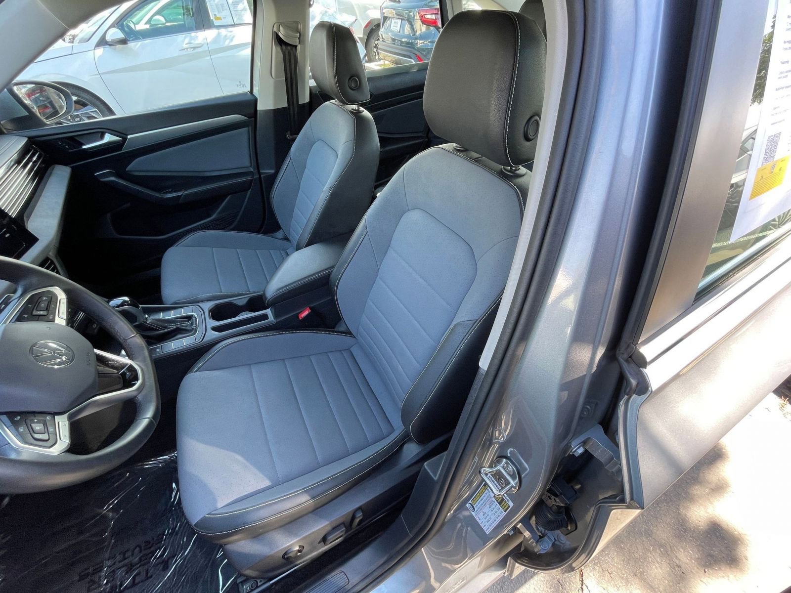 Used 2025 Volkswagen Jetta SE FWD image 37